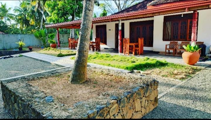 Tharurashmi Sea Pond Villa & Surf Hostel - Hiriketiya Dikwella Exteriér fotografie